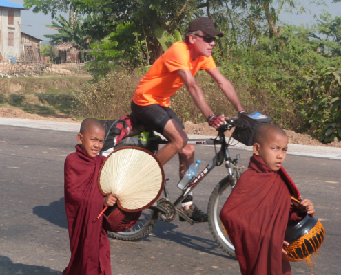 Vom Startpunkt der Reise, Mandalay in Myanmar, bis zum Ziel Saigon in Vietnam, legte Albrecht Steigner mehr als 3200 Kilometer und über 5000 Höhenmeter mit dem Rad zurück. Auch wenn er auf seiner Reise viele der bekannten Sehenswürdigkeiten besuchte, so standen die Begegnungen mit Menschen abseits der Touristenrouten im Mittelpunkt. Und für dieses Vorhaben war das Fahrrad das ideale Fortbewegungsmittel. Die Reise war nicht immer leicht. Extreme Steigungen in den Bergen von Myanmar und Laos, große Hitze im Mekong-Delta, Eiseskälte und Regen in Laos oder starker Gegenwind in Kambodscha zehrte an seinen Kräften. Doch immer wieder wurden er entschädigt durch grandiose Landschaften und liebenswerte Menschen.